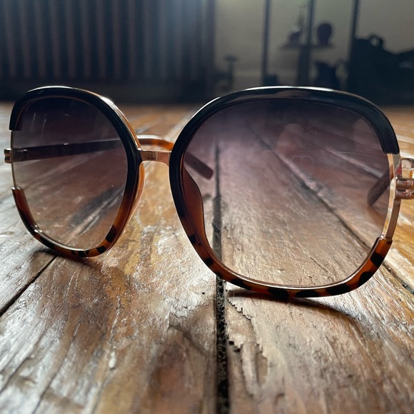 Jessica Simpson Tortoise Shell Sunglasses - Picture 2 of 3